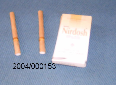 Nikotinfreie, tabakfreie Kräuterzigaretten, ca. 7,5 cm lang, mit einem Durchmesser von ca. 0,7 cm, mit einem Mantel aus getrocknetem, gerolltem, blaßgrünen Blatt, welches den weißen Filter und gepressten, würzig riechenden Pflanzenfeinschnitt (Mischung aus getrockneten, zerkleinerten Pflanzenteilen, wie z.B. Basilikum, Nelke, Süßholzwurzel, Gelbwurz, Zimt etc.) umhüllt; keinen Tabak und kein Nikotin enthaltend; aufgemacht in einer Kleinverkaufspackung zu 10 Stück.