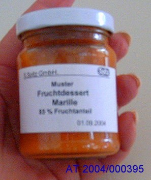 Orangefarbene, dicke, reichlich von gut sichtbaren Fruchtstückchen durchsetzte, fruchtig nach Marillen riechende und ebenso schmeckende, nicht alkoholhaltige Fruchtzubereitung mit Zusatz von Zucker mit einem Zuckergehalt von mehr als 15 GHT (im Sinne der Zusätzlichen Anmerkung 2 a zu Kapitel 20: 19,5 GHT); im Wesentlichen bestehend aus entkernten, grob zerkleinerten Marillen, sowie Zucker, Wasser und Säuerungsmittel (Zitronensaft); in unmittelbaren Umschließungen mit einem Gewicht des Inhalts von weniger als 1 kg.