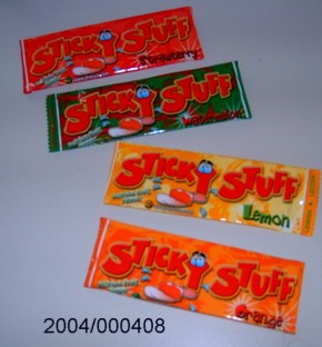 Ein entsprechend der Geschmacksrichtung (Geschmacksrichtungen/Farbe: Lemon/gelb, Orange/orange, Waterlemon/türkis und Strawberry/rosa) gefärbtes, nicht kakaohaltiges, nicht alkoholhaltiges, weiches, verformbares, aromatisch und zugleich süß schmeckendes Bonbon (Weichkaramelle) mit kaufähiger Konsistenz im Wesentlichen bestehend aus Zucker (Saccharose, teils säurehydrolytisch in Glucose und Fructose gespalten sowie Glucosesirup), Pflanzenfett, Genusssäure, Farb- und Aromastoffen; mit Gehalt an: Milchfett: 0,0 GHT; Milchprotein: 0,0 GHT; Stärke/Glucose: mehr als 25 GHT, jedoch weniger als 50 GHT; Saccharose/Invertzucker/Isoglucose: mehr als 30 GHT, jedoch weniger als 50 GHT; aufgemacht in einem bedruckten Siegelrandkunststofffolienbeutel; kein Kaugummi.