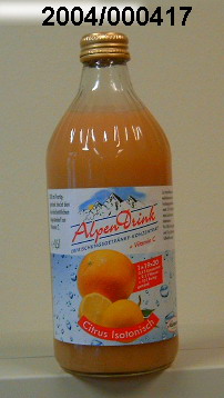 Hellbraune, trübe, nach Grapefruit riechende, zusammengesetzte alkoholhaltige (mehr als 0,5 %vol) Zubereitung der zum Herstellen von Getränken verwendeten Art, bestehend aus Wasser, Grapefruitsaftkonzentrat, Zitronensaftkonzentrat, Säuerungsmittel (Citronensäure), Natriumcitrat, Aromen, Vitamin C, Mineralstoffen, künstlichen Süßstoffen, Verdickungsmittel (Pektin) und Stabilisator (Gummi arabicum); aufgemacht in einer etikettierten, farblosen Glasflasche mit Metallschraubverschluss mit Sprengring zu 0,5 l; kein aromatisierter Zuckersirup.