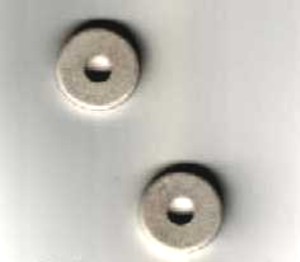 Kreisrunde, zylindrische Scheiben (Aluminiumbutzen) aus einer Aluminiumlegierung, mit rechteckigem Querschnitt, einem Durchmesser von 24,80 mm, einer Dicke von 4,8 mm und einer zentrischen, runden Bohrung mit einem Durchmesser von 8 mm; die Erzeugnisse werden nach den Angaben des Herstellers durch Stanzen oder Sägen hergestellt; die Butzen können mittels Scheuern oder Strahlen oberflächenbehandelt sein.