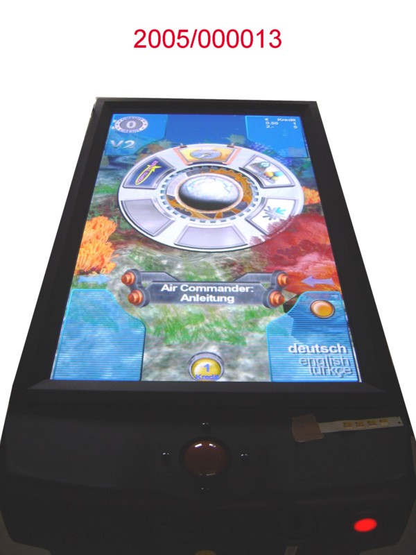 Erkennbares Teil eines Geldspielautomaten in Form eines Plasmadisplays mit einer Bildschirmdiagonale von 42 Zoll und einer maximalen Auflösung von 1024 (h) x 768 (v) Pixel in einem gerätespezifischen Rahmen, ausgerüstet mit einer DVI-Schnittstelle zum Anschluss an eine ADV (die nicht Gegenstand dieser VZTA ist), einer VDAI-Schnittstelle für den Anschluss eines Gerätes zum Auslesen der internen Statistik über den Spielverlauf und einem Netzstecker.