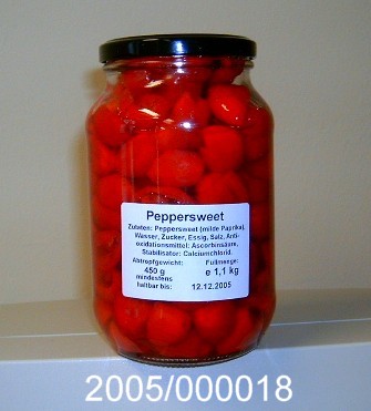 Frische, nicht zubereitete, ganze, rote Paprikafrüchte der Gattung "Capsicum", ohne brennenden Geschmack, mit kurzem, grünen Stiel.
