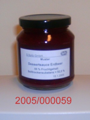 Nicht alkoholhaltige, fruchtig, nach Erdbeeren riechende und ebenso, zugleich süß-säuerlich schmeckende, von Fruchtteilen der Erdbeere durchsetzte, durch Kochen hergestellte Fruchtzubereitung; mit einem Zuckergehalt von mehr als 30 GHT.