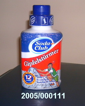 Klare, rotbraune, sirupöse, kräuterartig riechende und ebenso, sowie intensiv süß schmeckende zusammengesetzte alkoholhaltige (1,24 % vol, entspricht 1,0 Liter/100 kg) Zubereitung der zum Herstellen von Getränken verwendeten Art, bestehend aus Zuckern, Wasser, Säuerungsmittel, Aroma-, Farb- und künstlichen Süßstoffen.