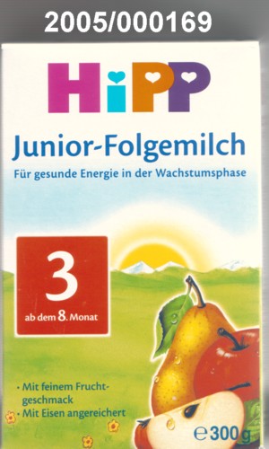 Nicht kakaohaltige, feine, blassgelbe, säuerlich riechende und milchpulverartig, sowie schwach fruchtig schmeckende, pulverförmige Zubereitung zur Ernährung von Kindern, bestehend aus etwa 40 % Magermilchpulver, pflanzlichem Öl, aufgeschlossener Stärke, Saccharose, Glucose, Fruchtextrakten, Mineralstoffen und Vitaminen; mit Gehalt an Milchfett: weniger als 1,5 GHT; Milchprotein: mehr als 6 GHT, jedoch weniger als 18 GHT; Stärke/Glucose: mehr als 5 GHT, jedoch weniger als 25 GHT; Saccharose/Invertzucker/Isoglucose: mehr als 5 GHT, jedoch weniger als 30 GHT; aufgemacht in einem bunt bedruckten Karton zu 300 g, einen Siegelrandbeutel aus Aluminiumverbundfolie und beiligenden Kunststoffdosierlöffel enthaltend.