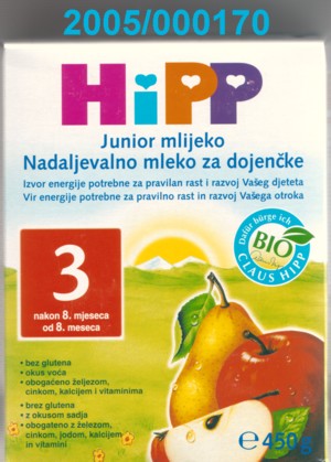 Nicht kakaohaltige, feine, blassgelbe, säuerlich riechende und milchpulverartig, sowie schwach fruchtig schmeckende, pulverförmige Zubereitung zur Ernährung von Kindern, bestehend aus etwa 40 % Magermilchpulver, pflanzlichem Öl, aufgeschlossener Stärke, Saccharose, Glucose, Fruchtextrakten, Mineralstoffen und Vitaminen;  mit Gehalt an Milchfett: weniger als 1,5 GHT; Milchprotein: mehr als 6 GHT, jedoch weniger als 18 GHT; Stärke/Glucose: mehr als 5 GHT, jedoch weniger als 25 GHT; Saccharose/Invertzucker/Isoglucose: mehr als 5 GHT, jedoch weniger als 30 GHT; aufgemacht in einem bunt bedruckten Karton zu 450 g, einen Siegelrandbeutel aus Aluminiumverbundfolie und beiligenden Kunststoffdosierlöffel enthaltend.