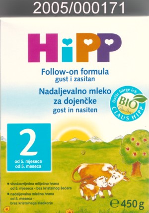 Nicht kakaohaltige, feine, blassgelbe, säuerlich riechende und milchpulverartig schmeckende, pulverförmige Zubereitung zur Ernährung von Kindern, bestehend aus einer Mischung von Magermilchpulver und Molkenpulver, pflanzlichem Öl, aufgeschlossener Stärke, Mineralstoffen und Vitaminen; mit Gehalt an Milchfett: weniger als 1,5 GHT; Milchprotein: mehr als 6 GHT, jedoch weniger als 18 GHT; Stärke/Glucose: mehr als 5 GHT, jedoch weniger als 25 GHT; Saccharose/Invertzucker/Isoglucose: weniger als 5 GHT; aufgemacht in einem bunt bedruckten Karton zu 450 g, einen Siegelrandbeutel aus Aluminiumverbundfolie und beiligenden Kunststoffdosierlöffel enthaltend.
