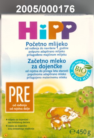 Nicht kakaohaltige, feine, blassgelbe, säuerlich riechende und milchpulverartig schmeckende, pulverförmige Zubereitung zur Ernährung von Kindern, bestehend aus einer Mischung von Magermilchpulver und Molkenpulver, pflanzlichem Öl, Mineralstoffen und Vitaminen; mit Gehalt an Milchfett: weniger als 1,5 GHT; Milchprotein: mehr als 6 GHT, jedoch weniger als 18 GHT; Stärke/Glucose: weniger als 5 GHT; Saccharose/Invertzucker/Isoglucose: weniger als 5 GHT; aufgemacht in einem bunt bedruckten Karton zu 450 g, einen Siegelrandbeutel aus Aluminiumverbundfolie und beiligenden Kunststoffdosierlöffel enthaltend.