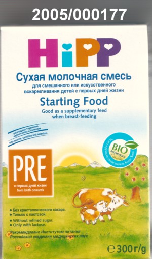 Nicht kakaohaltige, feine, blassgelbe, säuerlich riechende und milchpulverartig schmeckende, pulverförmige Zubereitung zur Ernährung von Kindern, bestehend aus einer Mischung von Magermilchpulver und Molkenpulver, pflanzlichem Öl, Mineralstoffen und Vitaminen;  mit Gehalt an Milchfett: weniger als 1,5 GHT; Milchprotein: mehr als 6 GHT, jedoch weniger als 18 GHT; Stärke/Glucose: weniger als 5 GHT; Saccharose/Invertzucker/Isoglucose: weniger als 5 GHT; aufgemacht in einem bunt bedruckten Karton zu 300 g, einen Siegelrandbeutel aus Aluminiumverbundfolie und beiligenden Kunststoffdosierlöffel enthaltend.