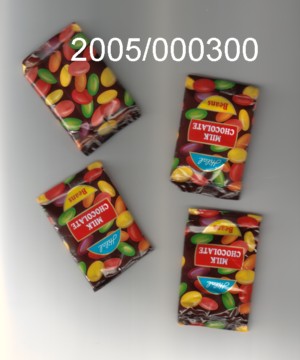 Nicht alkoholhaltige, verschiedenfarbige, linsenförmige Zuckerware (Durchmesser: 1,2 cm) mit kakaohaltiger Füllung, mit einer dünnen, bunt gefärbten Zuckerglasurschicht vollständig umschlossen, im Wesentlichen bestehend aus Saccharose, Milchpulver, pflanzlichem Fett und Kakaopulver ; mit Gehalt an: Milchfett: 0,00 GHT; Milchprotein: mehr als 2,5 GHT, jedoch weniger als 6 GHT; Stärke/Glucose: weniger als 5 GHT; Saccharose/Invertzucker/Isoglucose: mehr als 50 GHT, jedoch weniger als 70 GHT.