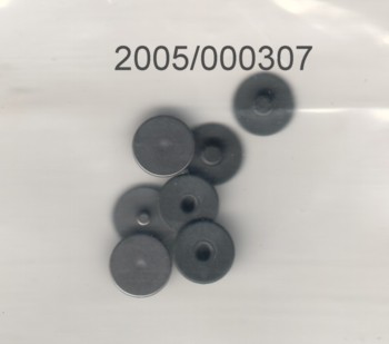 Graphitgraue Scheibe mit einem Durchmesser von ca. 10 mm und einer Dicke von ca. 0,3 mm, mittig mit einem 3,9 mm starken und 2,3 mm hohen, zylindrischen, hohlen Zapfen ausgestattet;
Sensorelemente für EKG-Elektroden.