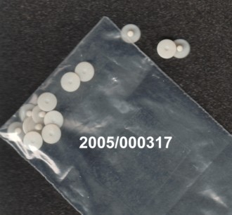 Weissgraue Scheibe mit einem Durchmesser von ca. 10 mm und einer Dicke von ca. 0,7 mm, mittig mit einem 3,0 mm starken und 2,3 mm hohen, zylindrischen Zapfen ausgestattet;
Sensorelemente für EKG-Elektroden.