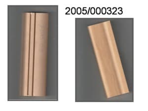 Sockelleiste
- aus mitteldichten Faserplatten (0,75 g/cm³ lt. Firmenangaben)
- profiliert,
- an der Schauseite mit einer Folie beschichtet, 
- an der Innenseite mit 2 Nuten versehen.

Die Sockelleiste dient zum Abschluß eines Parkett- oder Teppichbodens.