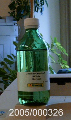 Blassgelber, klarer, viskoser, geruchloser, sehr süß und schwach zitronenartig schmeckender Invertzuckersirup, im Wesentlichen bestehend aus Fructose, Glucose, Saccharose, Wasser und Citronensäure; kein aromatisierter Zuckersirup.