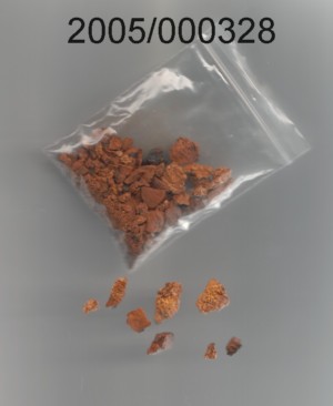 Hellbraune, getrocknete, grob zerkleinerte Pilzstücke (Siberian Chaga), die keiner anderen Behandlung als einfaches Abpacken für den Einzelvekauf unterworfen werden sollen; keine Zuchtpilze; aufgemacht in einer etikettierten Kunststoffdose mit Kunststoffschraubdeckel und Sprengring.