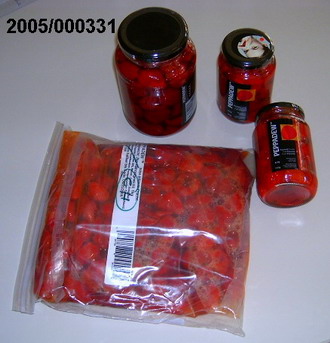 Rote, vom Stielansatz befreite, großteils ohne Samen, mäßig scharf, jedoch nicht brennend scharf nach Paprika und zugleich süß-säuerlich schmeckende Früchte der Gattung Capsicum, die in einer trüben, nach Essig und Paprika riechenden Aufgussflüssigkeit, im Wesentlichen bestehend aus Wasser, Zucker, Essig und Kochsalz, eingelegt sind;  aufgemacht in unterschiedlichen Verpackungen (Glasbehältnisse mit Twist-off-Verschluss zu 420 g und zu 1100 g sowie in Verbundfoliensäcken zu 2 kg); mit Essig oder Essigsäure zubereitet oder haltbar gemachte Früchte der Gattung Capsicum ohne brennenden Geschmack.