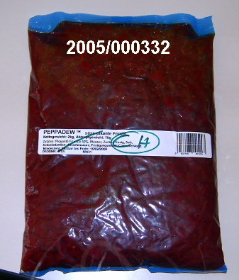 Rote, vom Stielansatz befreite, großteils ohne Samen, würfelig geschnittene, mäßig scharf, jedoch nicht brennend scharf nach Paprika und zugleich süß-säuerlich schmeckende Früchte der Gattung Capsicum, die in einer trüben, nach Essig und Paprika riechenden Aufgussflüssigkeit, im Wesentlichen bestehend aus Wasser, Zucker, Essig und Kochsalz, eingelegt sind; aufgemacht in unterschiedlichen Verpackungen (Glasbehältnisse mit Twist off Verschluss zu 420 g oder 1100 g sowie in Verbundfoliensäcken zu 2 kg); mit Essig oder Essigsäure zubereitet oder haltbar gemachte Früchte der Gattung Capsicum ohne brennenden Geschmack.