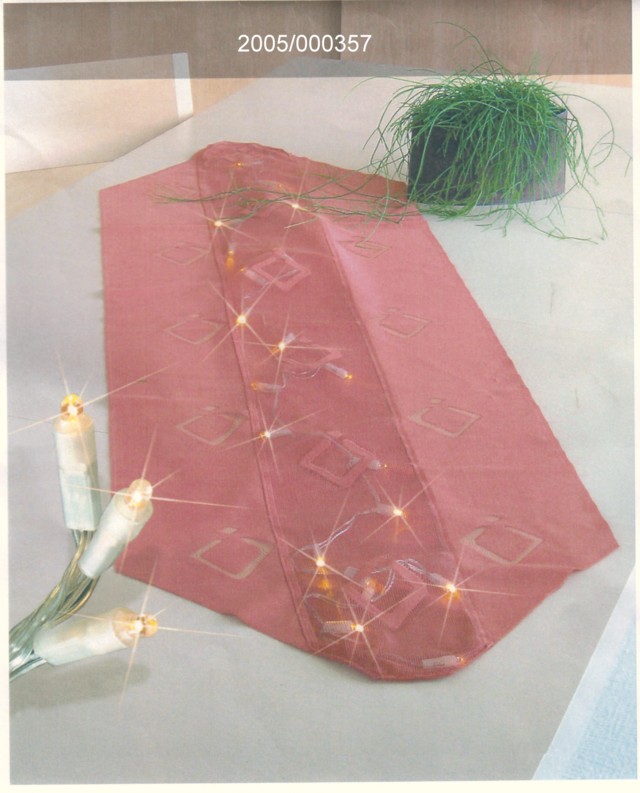 Zusammenstellung von Waren, bestehend aus einem Tischläufer und einer Lichterkette, in einer gemeinsamen Aufmachung für den Einzelverkauf.
Tischläufer :
- aus einem gewirkten Spinnstoff mit den Ausmaßen von 149 x 43 cm,
- längsseits mittig verläuft ein eingenähter Kanal mit einer Breite von ca. 14 cm um die Lichterkette aufzunehmen,
- an einer Breitseite befindet sich eine eingenähte Tasche mit Klettverschluß um die Batteriebox für die Lichterkette aufzunehmen.

Die Lichterkette ist nicht Gegenstand dieser VZTA. Für diese wurde die VZTA mit der Nr. AT 2005/000358 erstellt.