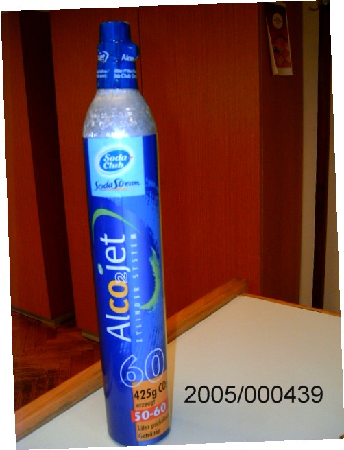 Zylindrische Gasdruckflasche aus Aluminium (Höhe ca. 36,2 cm, Durchmesser ca. 6 cm) mit Ventil, gefüllt mit ca. 425 g einer anderen anorganischen Sauerstoffverbindung der Nichtmetalle (Kohlendioxid/CO2); der wiederbefüllbare Zylinder kann mehrfach verwendet werden und dient zur Anreicherung von Getränken mit Kohlensäure; sowohl das Ventil als auch der Zylinder sind in eine bunte, bedruckte Folie eingeschweißt; der Zylinder ist u.a. mit dem Aufdruck „Alco2jet Zylinder System“ versehen.