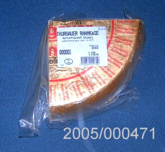 Runder, halbharter, weichschnittiger, vereinzelt kleine Löcher aufweisender Käselaib mit Rinde/Schmiere, Käse aus Kuhmilch mit mildem, tilsiterähnlichem Geschmack und einem Gewicht von ca. 4 – 4,5 kg.