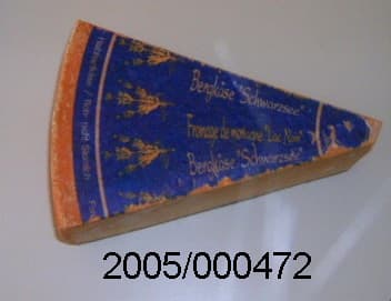 Runder, schnittfester Käselaib mit Rinde, ohne Lochung, Käse aus Kuhmilch mit bergkäseartigem Geschmack.