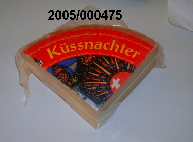 Runder, schnittfester bis bröckeliger, vereinzelt runde Löcher aufweisender Käselaib mit Rinde/Schmiere, Käse aus Kuhmilch mit salzigem, kräftigem Geschmack, mit einem Gewicht von ca. 7,5 kg; mit einem Fettgehalt von weniger als 40 GHT und einem Wassergehalt in der fettfreien Käsemasse von mehr als 47 GHT, jedoch weniger als 52 GHT.