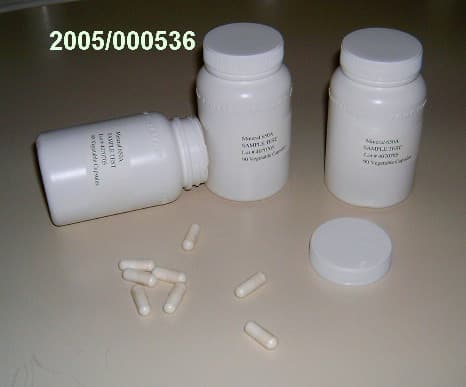 Farblose Steckkapseln, gefüllt mit einem feinen, weißen Pulver bestehend aus verschiedenen Salzen und einem Ester der Ascorbinsäure (Vitamin C); ohne therapeutisch/prophylaktische Wirkung; aufgemacht in einem etikettierten, weißen Kunststofffläschchen mit weißem Schraubverschluss und Innenversiegelung.