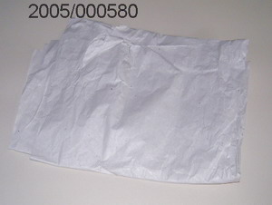 Papier (Seidenpapier) 
- in den Ausmaßen von 35 x 50 cm;
- in rechteckigen Bögen;
- vorwiegend bestehend aus Zellstoff (85%);
- einseitig satiniert, weder gestrichen noch überzogen;
- mit einem m²-Gewicht von weniger als 150 g.