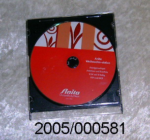 Aufzeichnungsträger (Compact Disc) zur Wiedergabe von Ton oder Bildern 
- in maschinenlesbarer Binärform aufgezeichnet
- zur Verwendung in einem PC vorgesehen.