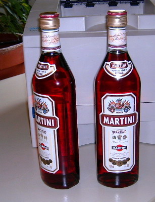 Rotes, klares, alkoholhaltiges (17,1 %mas) Getränk (Wermutwein), mit Geruch und Geschmack nach Wermut und Wein, nicht ausschließlich durch Gärung entstanden; mit einem vorhandenen Alkoholgehalt von mehr als 10 %vol, jedoch weniger als 18 %vol; aufgemacht in einer etikettierten Glasflasche zu 0,75 Liter mit Schraubverschluss.