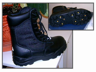 Schuh
- mit einer profilierten, mehrlagigen, nicht gespritzen Laufsohle aus Kautschuk,
- mit einem Oberteil aus einem überwiegenden Anteil an Leder und Textil- und Kunststoffteilen als Verstärkungsteilen,
- den Knöchel, aber nicht die Wade bedeckend,
- zum Schnüren und mit Metallösen ausgestattet,
- mit geschlossenem Blatt,
- mit einer Innensohle von mehr als 24 cm,
- nicht als Männer oder Frauenschuh erkennbar,
- kein Schuh für Sportzwecke.