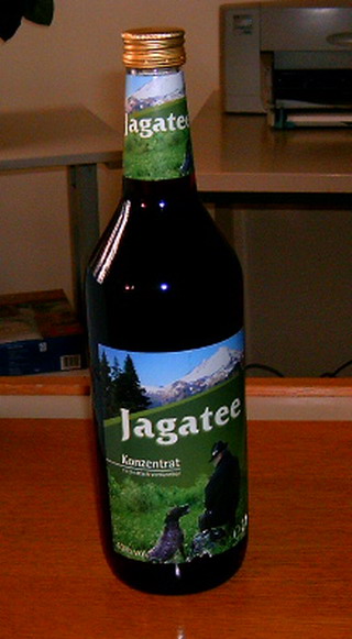 Hellbraunes, klares, alkoholhaltiges (39,5 %vol), unmittelbar trinkbares Getränk (Likör) mit jagateeartigem Geruch und jagateeartigem, alkoholischem und zugleich sehr süßem Geschmack, im Wesentlichen bestehend aus Wasser, Zucker, Destillationsalkohol (Sliwowits, Obstler und Ethylalkohol), Säuerungsmittel (Zitronensäure) und Aromen (Rumessenz und Orangenöl); aufgemacht in einer etikettierten Glasflasche mit Schraubverschluss zu 1 Liter.