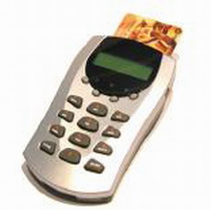 Smart Card Terminal (Kartenlesegerät): Abmessungen (138x79x24,7 mm)
•	mit 2 Kartenslots und 2-6 SAM Plätzen im Gehäuse, einem 16 Taste Pinpad und einem 4x20 Dotmatrix LCD-Display, USB-Anschluss, interner Speicher mit 32 kbyte EEPROM, 3 LEDs;
•	für das Lesen von elektronischen Karten und die Übertragung der Daten an PCs für die unterschiedlichsten Anwendungsbereiche.

"Elektrisches Gerät mit eigener Funktion, in Kapitel 85 anderweit weder genannt noch inbegriffen – (Kartenlesegerät)"