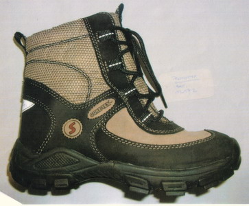 Schuh 
- den Knöchel, jedoch nicht die Wade bedeckend; 
- zum Schnüren, mit geschlossenem Blatt;
- mit einer profilierten Laufsohle aus Kautschuk (im Mittelteil mit einer Versteifungsplatte versehen), nicht gespritzt, mehrlagig, Werkstoffe aus Polymeren niederer Dichte enthaltend;
- Länge der Innensohle weniger als 24 cm;
- mit einem Oberteil aus Leder (den größten Teil der Außenfläche bildend) und Verstärkungs- und Zubehörteilen aus Spinnstoff und Kunststoff;
Schuhe, welche ausschließlich oder im Wesentlichen beim Wandern, Gehen oder Trekking getragen werden.