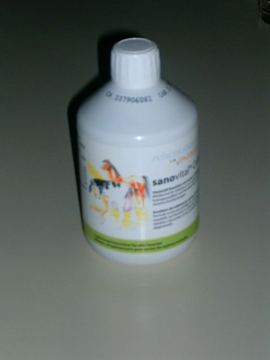 Grüngraustichige, trübe, hochviskose, eigentümlich riechende, in Wasser emulgierbare Zubereitung von der zur Fütterung verwendeten Art (Ergänzungsfuttermittel für alle Tierarten), im Wesentlichen bestehend aus Wasser, pflanzlichem Öl, Vitamin E, Selen-Verbindungen sowie Sorbit, Emulgator und Aroma; ohne Gehalt an: Glucose, Glucosesirup, Maltodextrin, Maltodextrinsirup, Stärke, Milcherzeugnissen, Cholinchlorid; Tierfutter (Mineralien- und Vitaminkomplex) in Aufmachung für den Einzelverkauf, in etikettierten, weißen Kunststoffflaschen mit weißem Schraubverschluss zu 500 ml.