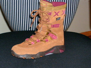 Schuh :
- den Knöchel, jedoch nicht die Wade bedeckend, 
- mit einer Schnürung, einem seitlichen Reißverschluß und mit geschlossenem Blatt versehen;
- mit einer profilierten, mehrlagigen Laufsohle aus Kautschuk, nicht gespritzt, dämpfende Komponenten enthaltend,
- mit einer Außenfläche aus Leder (den größten Teil der Außenfläche bildend) und Verstärkungs- und Zubehörteilen aus gewebten Spinnstoff- und Raulederteilen (eine höhere Festigkeit verleihend),
- Länge der Innensohle weniger als 24 cm,
- kein Sportschuh, kein Schuh für Sportzwecke.
