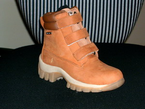 Schuh :
- den Knöchel, jedoch nicht die Wade bedeckend, 
- mit Klettverschlüssen und geschlossenem Blatt,
- mit einer profilierten, mehrlagigen Laufsohle aus Kautschuk, nicht gespritzt, dämpfende Komponenten enthaltend,
- mit einer Außenfläche aus Leder (den größten Teil der Außenfläche bildend) und Verstärkungs- und Zubehörteilen am Schaftrand aus Kunststoff (eine höhere Festigkeit verleihend),
- Länge der Innensohle weniger als 24 cm,
- kein Sportschuh, kein Schuh für Sportzwecke.