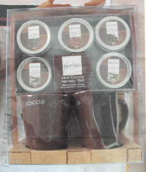 Zusammenstellung von Waren in gemeinsamer Umschließung, folgende Produkte enthaltend:

1) ein blassgelber bis weißer, geringfügig mit braunen Teilen durchsetzter, feinkristalliner, pulverförmiger Zucker (Saccharose) mit vanilleartigem Geruch und ebensolchem und zugleich süßem Geschmack; mit fein zerkleinerten Vanilleschoten aromatisierter Zucker; aufgemacht in einem zylindrischen Kunststoffbehälter mit ettiketiertem Schraubdeckel aus Metall zu 45g; diese Ware bildet den Gegenstand dieser VZTA,

2) eine kakaobraune, nach Kakao und schwach nach Himbeeren riechende und kakaoartig, sowie süß schmeckende, feinkristalline, pulverförmige, nicht alkoholhaltige, kakaohaltige Zubereitung zum Herstellen von Getränken (Hot Cocoa Variety Set – Raspberry Hot Cocoa Mix), im Wesentlichen bestehend aus Saccharose, Kakaopulver, einem Trägerstoff, Himbeeraroma und geringfügigen anderen Zusätzen; in unmittelbarer Umschließung mit einem Gewicht des Inhaltes von weniger als 1kg; mit Gehalt an: Milchfett: 0 GHT; Milchprotein: 0 GHT; Stärke/Glucose: mehr als 5 GHT, jedoch weniger als 25 GHT; Saccharose/Invertzucker/Isoglucose: mehr als 50 GHT, jedoch weniger als 70 GHT; Kakaogehalt, gerechnet als vollständig entfetteter Kakao: 10,1 GHT; Meursingcode: 7008; aufgemacht in einer runden Metalldose (ca. 4,5 cm hoch, ca. 6 cm Durchmesser) mit ettiketiertem Deckel aus Metall zu 18 g; für diese Ware wurde die VZTA AT 2006/000505 erteilt,


3) eine kakaobraune, nach Kakao und schwach nach Vanille riechende und kakaoartig, sowie leicht süß schmeckende, feine, pulverförmige, nicht alkoholhaltige, kakaohaltige Zubereitung zum Herstellen von Getränken (Hot Cocoa Variety Set – Vanilla Hot Cocoa Mix), im Wesentlichen bestehend aus Kakaopulver, einem Trägerstoff, Glucose, Vanillearoma und geringfügigen anderen Zusätzen; in unmittelbarer Umschließung mit einem Gewicht des Inhaltes von weniger als 1kg; mit Gehalt an: Milchfett: 0 GHT; Milchprotein: 0 GHT; Stärke/Glucose: weniger als 5 GHT; Saccharose/Invertzucker/Isoglucose: weniger als 5 GHT; Kakaogehalt, gerechnet als vollständig entfetteter Kakao: 21,1 GHT; Meursingcode: 7000; aufgemacht in einer runden Metalldose (ca. 4,5 cm hoch, ca. 6 cm Durchmesser) mit ettiketiertem Deckel aus Metall zu 18 g; für diese Ware wurde die VZTA AT 2006/000506 erteilt,

4) eine kakaobraune, nach Kakao riechende und ebenso schmeckende, feine, pulverförmige, nicht alkoholhaltige, kakaohaltige Zubereitung zum Herstellen von Getränken (Hot Cocoa Variety Set – Classic Hot Cocoa Mix), im Wesentlichen bestehend aus Kakaopulver, einem Trägerstoff und geringfügigen anderen Zusätzen; in unmittelbarer Umschließung mit einem Gewicht des Inhaltes von weniger als 1kg; mit Gehalt an: Milchfett: 0 GHT; Milchprotein: 0 GHT; Stärke/Glucose: weniger als 5 GHT; Saccharose/Invertzucker/Isoglucose: weniger als 5 GHT; Kakaogehalt, gerechnet als vollständig entfetteter Kakao: 24,4 GHT; Meursingcode: 7000; aufgemacht in einer runden Metalldose (ca. 4,5 cm hoch, ca. 6 cm Durchmesser) mit ettiketiertem Deckel aus Metall zu 18 g; für diese Ware wurde die VZTA AT 2006/000507 erteilt,

5) eine kakaobraune, nach Kakao und Zimt riechende und ebenso schmeckende, feine, pulverförmige, nicht alkoholhaltige, kakaohaltige Zubereitung zum Herstellen von Getränken (Hot Cocoa Variety Set – Cinnamon Hot Cocoa Mix), im Wesentlichen bestehend aus Kakaopulver, einem Trägerstoff, Zimtpulver und geringfügigen anderen Zusätzen; in unmittelbarer Umschließung mit einem Gewicht des Inhaltes von weniger als 1kg; mit Gehalt an: Milchfett: 0 GHT; Milchprotein: 0 GHT; Stärke/Glucose: weniger als 5 GHT; Saccharose/Invertzucker/Isoglucose: weniger als 5 GHT; Kakaogehalt, gerechnet als vollständig entfetteter Kakao: 19,9 GHT; Meursingcode: 7000; aufgemacht in einer runden Metalldose (ca. 4,5 cm hoch, ca. 6 cm Durchmesser) mit ettiketiertem Deckel aus Metall zu 18 g; für diese Ware wurde die VZTA AT 2006/000508 erteilt,
und

6) zwei innen und außen braun glasierte Becher mit Henkel aus Steinzeug, mit einer Höhe von ca. 9,6 cm und einem Durchmesser von ca. 8,5 cm; die Becher tragen an der Außenseite in weißer Farbe den Schriftzug „Cocoa“; Tischware aus anderen keramischen Stoffen als aus Porzellan (Steinzeug); für diese Ware wurde die VZTA AT 2006/000509 erteilt.

Die Erzeugnisse dienen zur Herstellung von Getränken; aufgemacht in einer Präsentationsbox, jeweils eine Metalldose jeder Kakao-Geschmacksrichtung sowie ein Röhrchen mit Vanillezucker, 2 Kakaobecher und einen kleinen, bedruckten Karton als Füllmaterial enthaltend; es liegt keine Warenzusammenstellung im Sinne der Allgemeinen Vorschrift 3b für die Auslegung der Kombinierten Nomenklatur vor.