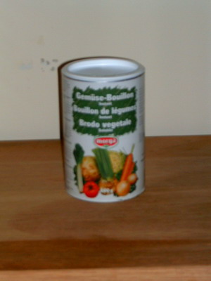 Gelb-grüne, von orangen Anteilen durchsetzte, feine, teilweise grobkörnige, würzig riechende, pulverförmige, getrocknete Zubereitung zum Herstellen einer Suppe, Tomaten enthaltend; im Wesentlichen bestehend aus Würze (Soja, Mais), Kartoffelstärke, fein zerkleinertem, getrocknetem Gemüse (z.B. Zwiebel, Karotten, Petersilie, Tomaten), Kochsalz, Gewürzen und wenig pflanzlichem Öl; aufgemacht in einer, mit Schleifbandetikett versehenen, Dose mit Vakuumaufreißfolie und Kunststoffdeckel zu 600g.