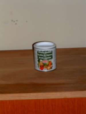 Gelb-grüne, von orangen Anteilen durchsetzte, feine, teilweise grobkörnige, würzig riechende, pulverförmige, getrocknete Zubereitung zum Herstellen einer Suppe, Tomaten enthaltend; im Wesentlichen bestehend aus Würze (Soja, Mais), Kartoffelstärke, fein zerkleinertem, getrocknetem Gemüse (z.B. Zwiebel, Karotten, Petersilie, Tomaten), Kochsalz, Gewürzen und wenig pflanzlichem Öl; aufgemacht in einer, mit Schleifbandetikett versehenen, Dose mit Vakuumaufreißfolie und Kunststoffdeckel zu 150g.