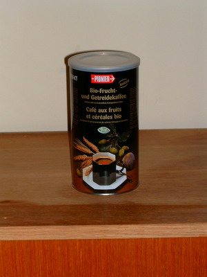 Brauner, in Wasser löslicher Frucht- und Getreidekaffee in Form eines sehr feinen Sprühpulvers mit Röstgeruch und –geschmack; im Wesentlichen bestehend aus Extrakten von verschiedenen, gerösteten Getreidearten (Roggen, Gerste, Malz), Früchten (Feigen, Eicheln) und Zichorie; kein Coffein enthaltend; der Anteil an Zichorie ist nicht überwiegend; aufgemacht in einer bunt bedruckten Dose mit Vakuumaufreißfolie und Kunststoffaufdrückdeckel zu 250g; 
dient durch Aufgießen mit Wasser zur Herstellung eines kaffeeähnlichen Getränkes.