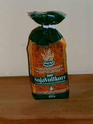 Nicht gekochte, nicht gefüllte oder in anderer Weise zubereitete Teigwaren aus Hartweizen, Soja und Weizenkeimen in Form von gelbbraunen, trockenen, spiralförmig verdrillten (ca. 3 – 4 cm lang), hart-spröden Stücken, keine Eier, kein Weichweizenmehl und keinen Weichweizengrieß enthaltend; aufgemacht in einem bunt bedruckten Siegelrandbeutel zu 500 g.