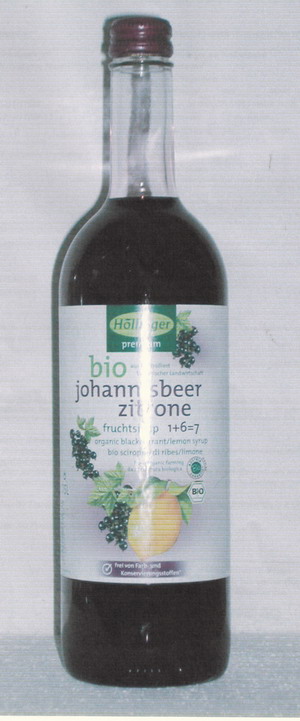 Dunkelviolettfarbiger, klarer, sirupöser, nach Johannisbeeren und Zitrone riechender und ebenso, sowie intensiv süß schmeckender, nicht alkoholhaltiger, nicht unmittelbar trinkbarer, aromatisierter Zuckersirup, im Wesentlichen bestehend aus Zucker, Wasser, Fruchtsaftkonzentraten (Johannisbeersaftkonzentrat, Zitronensaftkonzentrat), Aromen und Säuerungsmittel (Zitronensäure); aufgemacht in einer etikettierten Glasflasche mit Drehverschluss zu 0,75 L; dient mittels Verdünnen zum Herstellen eines Getränkes.