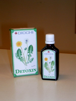 Braunes, trübes, nach Kräutern riechendes, alkoholhaltiges Getränk (Likör), bestehend aus Wasser, Ethanol, Pflanzenauszügen, Fructose und Riechstoffen; portionsweise (in Tropfenform) einzunehmen; aufgemacht in einem bunt bedruckten Karton, eine etikettierte, braune Glasflasche mit Schraubverschluss zu 50 ml enthaltend.