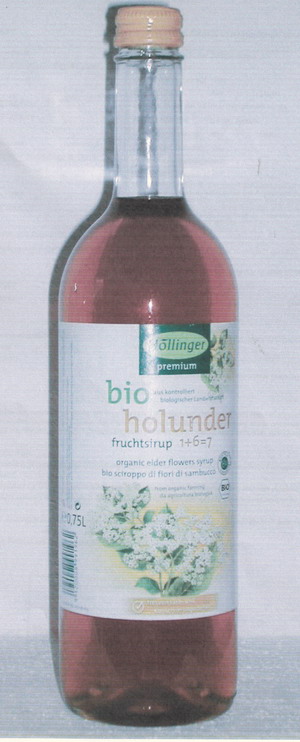 Bräunlich-gelbfarbiger, schwach trüber, sirupöser, nach Holunder und Apfel riechender und ebenso, sowie intensiv süß schmeckender, nicht alkoholhaltiger, nicht unmittelbar trinkbarer, aromatisierter Zuckersirup, im Wesentlichen bestehend aus Zucker, Wasser, Fruchtsaftkonzentrat (Apfelsaftkonzentrat), Holunderblütenextrakt, Aroma und Säuerungsmittel (Zitronensäure); aufgemacht in einer etikettierten Glasflasche mit Drehverschluss zu 0,75 L; dient mittels Verdünnen zum Herstellen eines Getränkes.