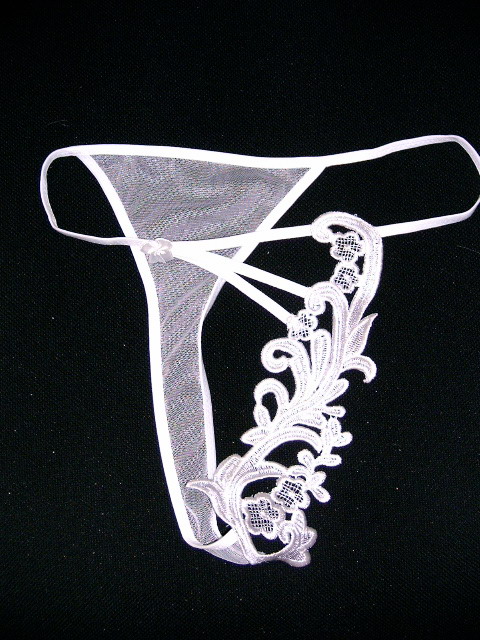 Slip in Form eines Stringtangas
- aufgrund der Schnittführung eindeutig für Frauen bestimmt,
- mit einer Vorderseite aus einer einfärbigen Stickerei mit floralem Muster und einer Rückseite aus einem 
  einfärbigen, elastischen Gewirke; beide Flächenerzeugnisse aus Chemiefasern,
- um die Hüfte mit einem elastischen Bändchen gearbeitet.

Nach dem äußeren Erscheinungsbild bestimmt die Stickerei den Charakter des Kleidungsstückes.
Die Ware kennzeichnet sich nach ihrer Ausstattung, Stoffbeschaffenheit und Funktion als Unterwäsche.