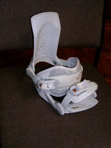 Erkennbares Teil eines Sportausrüstungsgegenstandes, sogenannte Softbindung für Snowboard,
- zur Befestigung am Snowboard vorgesehen,
- zusammengesetzt aus Metall- und Kunststoffteilen,
- mit einem Highback (Höhe ca.20 cm) aus Kunststoff,
- mit im Rist- und Zehenbereich angebrachten, verstellbaren Riemen aus Kunststoff und Spinnstoff, um einen Snowboardschuh zu fixieren.