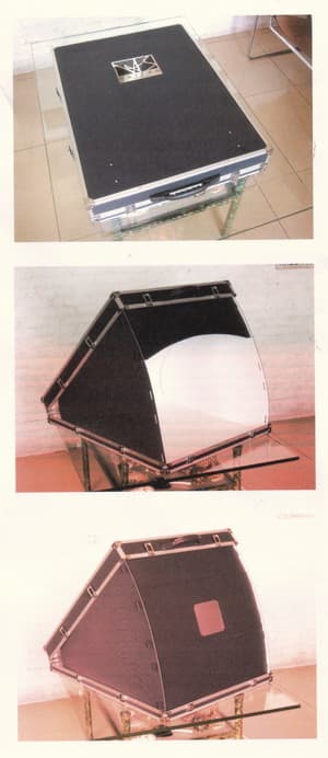 Das Fotostudio ist wie ein Koffer aufgebaut, der zum überwiegenden Teil aus Polypropylen-Kunststoff (die Halbschalen, die Seitenteile, die Abdunkelungsstreifen sowie die neutral gehaltene weiße Innenfläche) besteht. Die Stabilität des Koffers wird durch einen Rahmen aus Aluminium erhöht. Nach Entriegelung der seitlich angebrachten Metallschnappverschlüsse kann der Oberteil hochgeklappt und die Seitenteile links und rechts eingesetzt werden. Weiters können auch Abdunkelungsstreifen zum Schutz gegen Fremdlicht eingesetzt werden. Im Innenraum befindet sich eine kleine Leuchtstoffröhre (mit Fassung und Kabel), die eine für Fotoaufnahmen optimierte Farbtemperatur hat. Das Produkt dient für halbprofessionelle Produktaufnahmen.