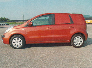 Mehrspuriges Kraftfahrzeug mit Kolbenverbrennungsmotor mit Selbstzündung. Mit einem Hubraum von 2500 ccm oder weniger. Mit einem höchst zulässigen Gesamtgewicht von 1605 kg und einem Eigengewicht von 1140 kg. Das Fahrzeug hat vier Türen und eine Heckklappe. Der Fahrgastraum weist eine Sitzreihe (für 2 Personen, Lenker und Beifahrer) auf und ist gegenüber dem Frachtbereich in sich abgeschlossen. Der Frachtbereich ist durch eine Trennwand aus Stahlblech und Metallgitter abgetrennt. Diese Trennwand reicht vom Dach bis zum Wagenboden und ist mit der Karosserie untrennbar verbunden.
Der Bereich zur Warenbeförderung besitzt keine oder dauerhaft unbrauchbar gemachte Befestigungspunkte für Gurte oder Sitze.
Die seitlichen Fenster im Bereich des Laderaumes sind verblecht.
Beide hinteren Türen sind mit der Fahrzeugkarosserie dauerhaft verbunden (vernietet und verklebt) und ohne Schließmechanismus.